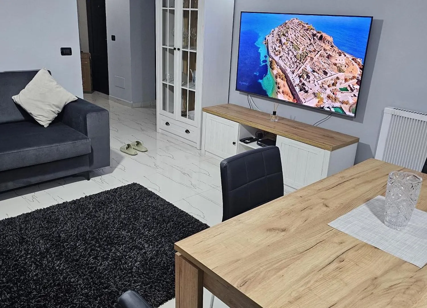 Edi\'S Apartment contacts